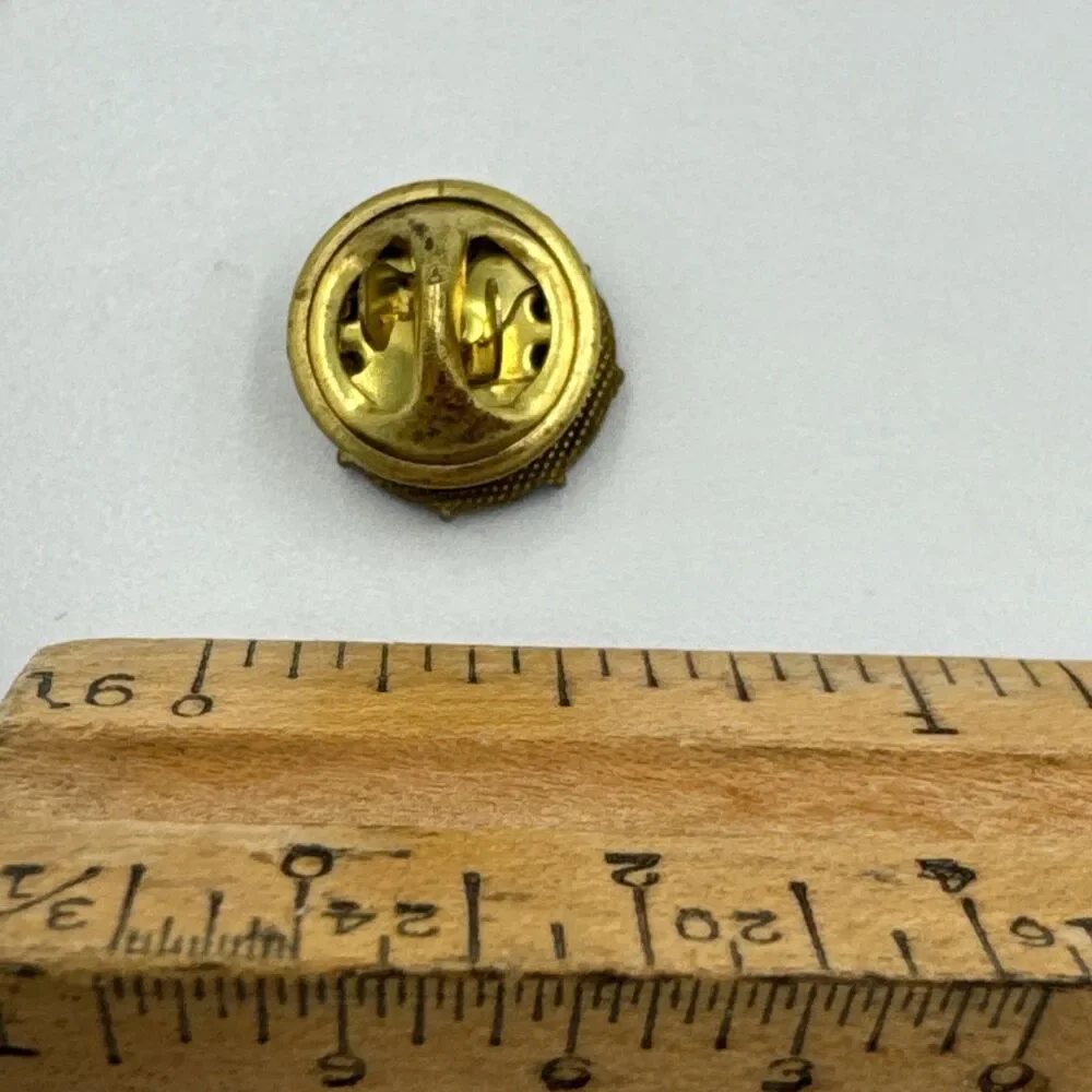 Celebrity? Captains‎ Club Pin Label Blue